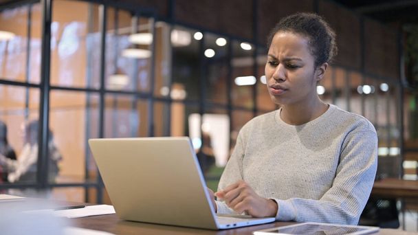 African Woman Shocked by Loss on Laptop - Zdjęcie, obraz