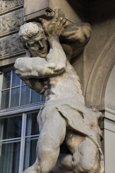 Statua Brawny che sostiene una colonna su un palazzo rinascimentale a Varsavia, Polonia
 - Foto, immagini