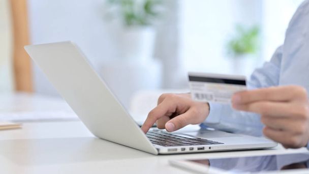Zakupy online na laptopie, Korzystanie z karty kredytowej - Zdjęcie, obraz