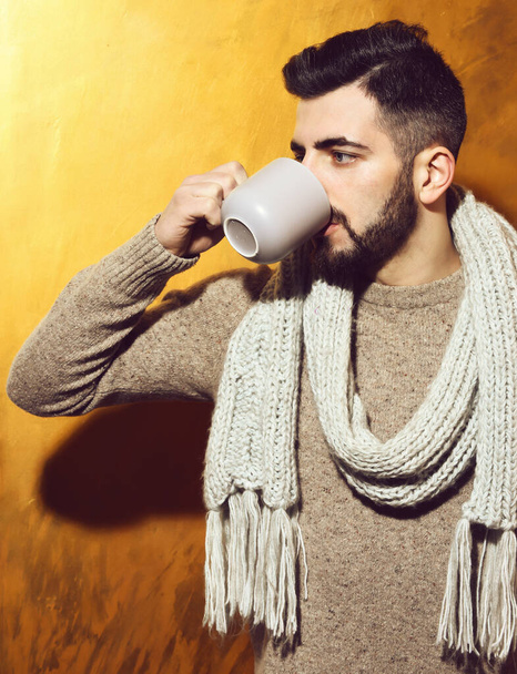 Sakallı adam çay içiyor, fincandan kahve içiyor. - Fotoğraf, Görsel