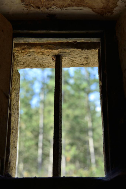 A vertical shot of an old stone window during daytime - Zdjęcie, obraz