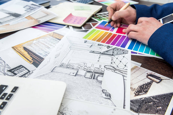 Tervező dolgozik otthon vázlat és színes mintavevő a modern belső tér. Archtercture projekt, irodai munkahely - Fotó, kép