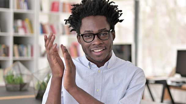 Apreciativo joven africano hombre aplaudiendo
 - Foto, Imagen