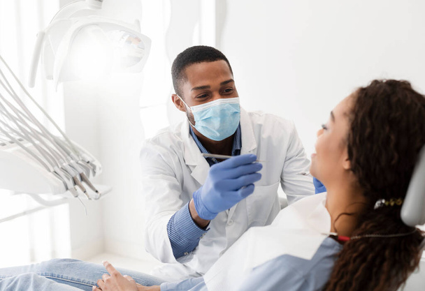 Amerykański dentysta afrykański leczący się w nowoczesnej klinice - Zdjęcie, obraz