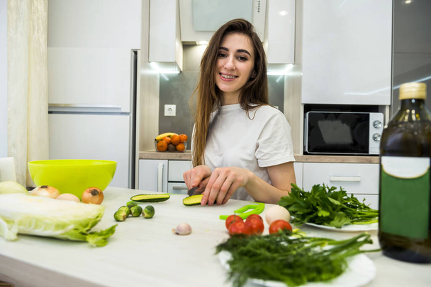 мила дівчина готує салат з різних овочів і зелені для здорового способу життя
 - Фото, зображення