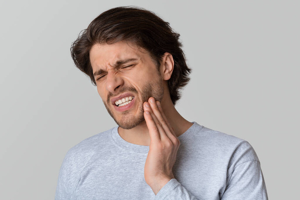 Οδοντιατρικά προβλήματα. Άνθρωπος που υποφέρει από πονόδοντο - Φωτογραφία, εικόνα