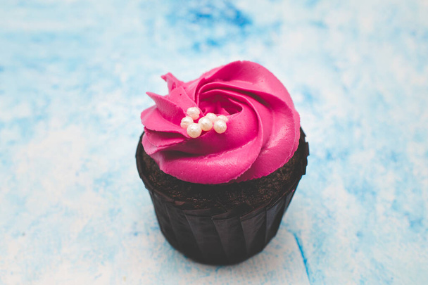 rózsaszín cupcake a kék háttér - Fotó, kép