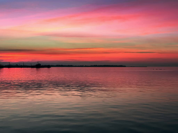 pink sunset evening at sea night light reflection on wave skyline horizon nature landscape  - Φωτογραφία, εικόνα