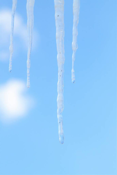 Ciclos de gelo contra um céu azul com nuvens
. - Foto, Imagem