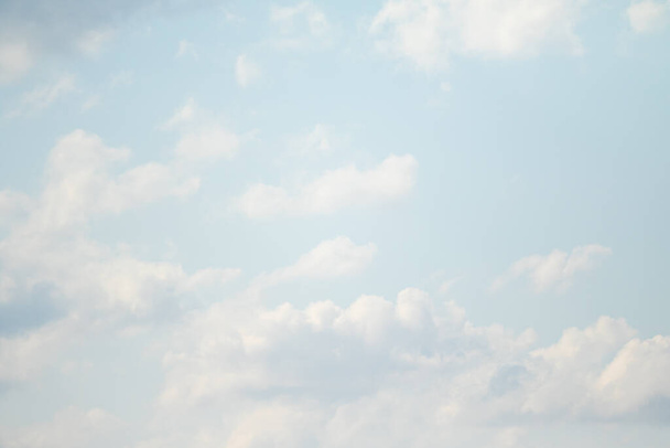 Bílé reliéfní mraky na modré obloze.Pozadí mraků plovoucích po obloze je nasyceno texturou materiálu, který tvoří rozpoznatelný reliéf mraků s rozmarnými obrysy. - Fotografie, Obrázek