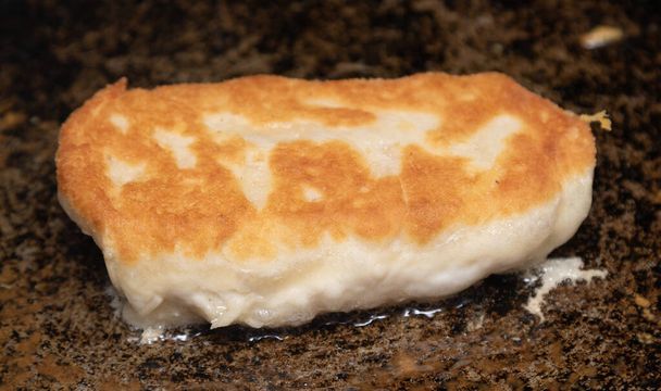 Τηγανητές πίτες με λουκάνικο και τυρί σε τηγάνι. - Φωτογραφία, εικόνα