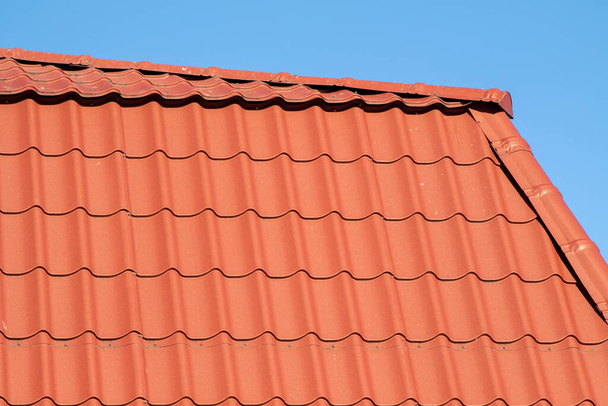 La textura de las baldosas de metal en el techo de la casa
. - Foto, Imagen