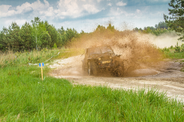 Fora de estrada. O veículo salpicando a lama durante a competição off-road
 - Foto, Imagem
