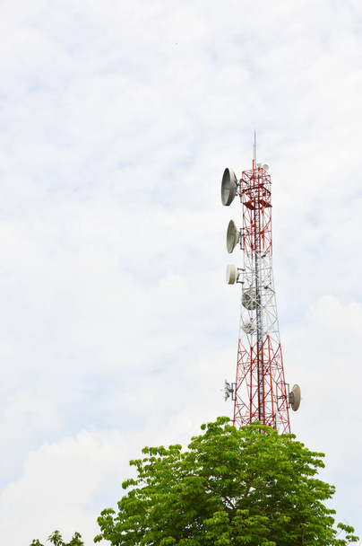 Telecomunicação Torre e Telefone Transmissor e árvores com céu azul - Foto, Imagem