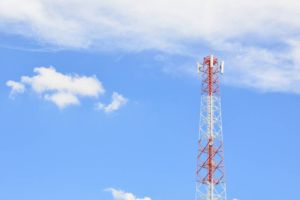 Τηλεπικοινωνιακός πύργος και τηλεφωνικός πομποδέκτης με ουρανό - Φωτογραφία, εικόνα