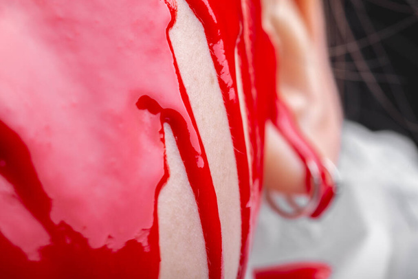 Laukaus naaraat iho leviää kiiltävä punainen maali
 - Valokuva, kuva