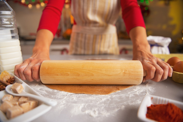 Closeup on housewife rolling out dough with rolling pin - Valokuva, kuva