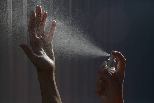 Käsisuihketta. Antibakteerinen suihke käsille. Nainen spray käsissä sanitizer ennaltaehkäisevää koronavirus leviämistä. Epidemioiden ehkäisy, desinfiointi, ihonhoito. - Valokuva, kuva