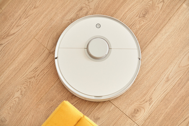 vrchní pohled na bílou robotickou mycí podlahu vysavače  - Fotografie, Obrázek