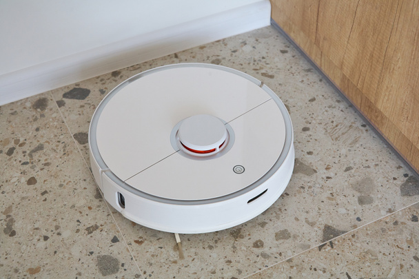 Современный роботизированный пылесос для мытья пола в квартире  - Фото, изображение
