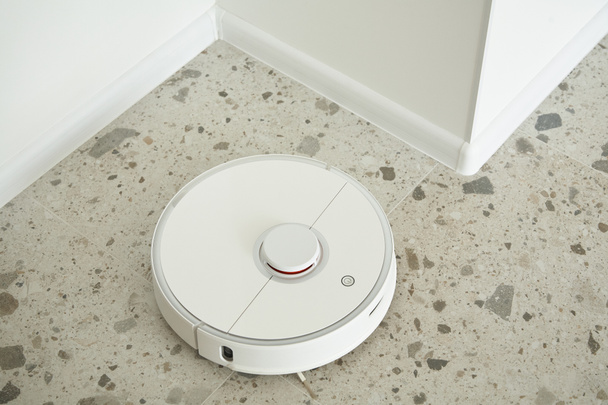 vista dall'alto del moderno robot aspirapolvere lavare le piastrelle del pavimento in appartamento
  - Foto, immagini