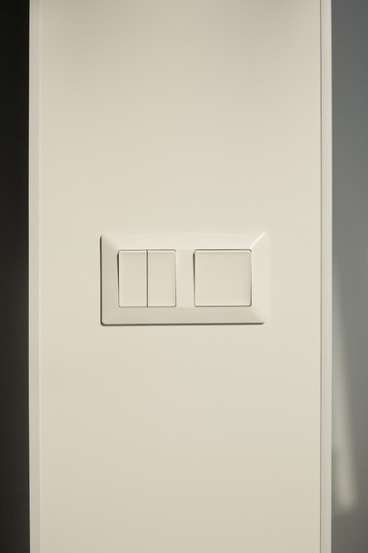 moderní vypínač na bílé stěně doma - Fotografie, Obrázek