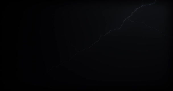 Lightning strikes op een zwarte achtergrond met realistische reflecties - Video
