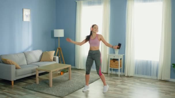 Mujer joven está bailando y divirtiéndose en casa
 - Imágenes, Vídeo