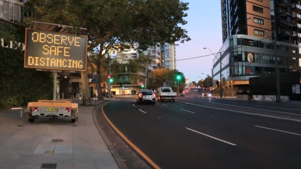 Covid-19 Coronavirus salgını sırasında evinizde kalın. Sydney 'de şehrin iç kesimlerindeki işlek bir sokakta sokak lambası afişi.. - Video, Çekim
