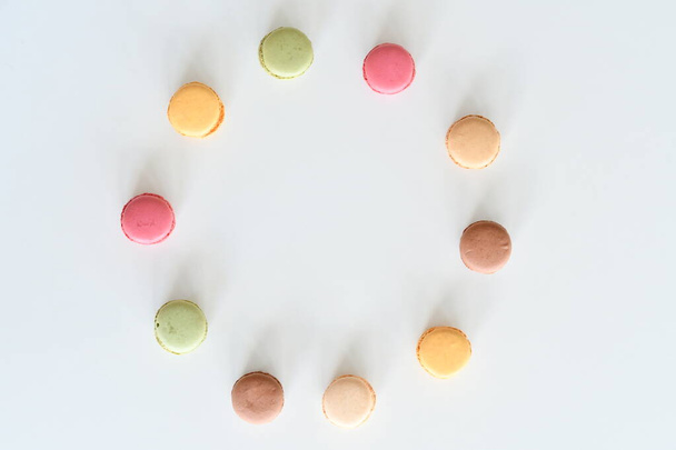 Dort makaron nebo makrón na bílém pozadí, sladké a barevné mandlové sušenky s různými pastelovými barvami, retro vzhled. Různé druhy makarónů jsou lahodný dezert. - Fotografie, Obrázek