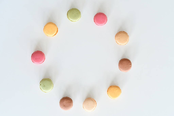 Cake Macaron oder Makronen auf weißem Hintergrund, süße und bunte Mandelkekse in verschiedenen Pastellfarben, Vintage-Look. Verschiedene Arten von Makronen sind ein köstliches Dessert. - Foto, Bild