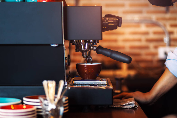 Barista making fresh coffee with coffee machine in cafe - Zdjęcie, obraz