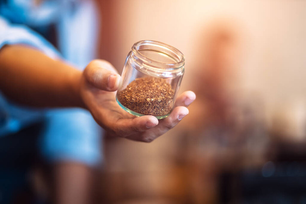 Barista show coffee beans in drip glass. - Foto, Bild