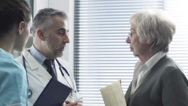 Patiente âgée discutant avec le personnel médical de la clinique
 - Séquence, vidéo