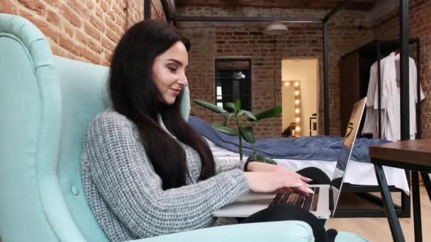Freiberuflerin arbeitet zu Hause am Laptop - Filmmaterial, Video