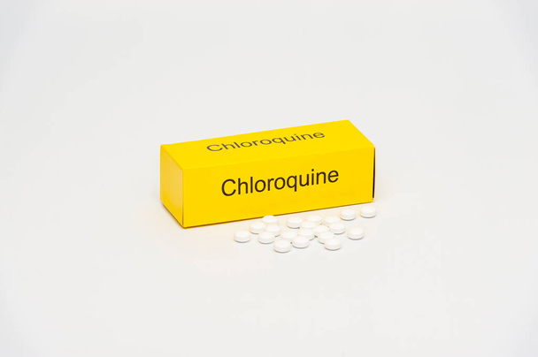 Хлорохин - препарат, используемый в лечении и профилактике малярии, который также используется против коронавируса (COVID-19). Изолированный на белом фоне. Горизонтальный выстрел
. - Фото, изображение