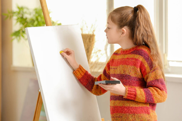 Ωραίο κορίτσι ζωγραφίζει στο σχολείο. - Φωτογραφία, εικόνα