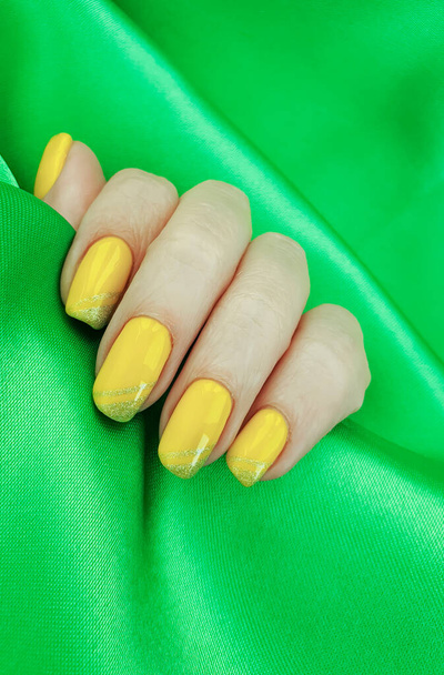 vrouwelijke hand nagel mooie manicure zijde - Foto, afbeelding