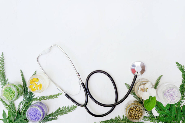 Čerstvé byliny a stetoskop alternativní medicína koncept s kopírovacím prostorem - Fotografie, Obrázek