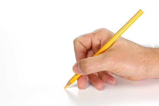 écriture à la main sur une feuille blanche avec un crayon jaune
 - Photo, image