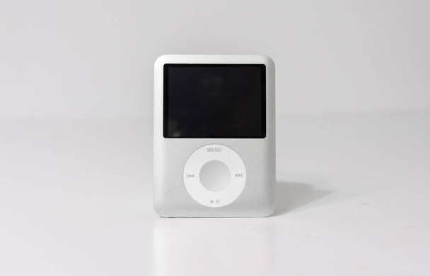 lonodn, engand, 05/04/2020 An official retro vintage Apple iPod nano, 3rd Generation 8GB USB MP3 Player, apple technology from 2007 isolated on a white background. - Foto, Imagen