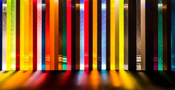 luz a través de pila de diferentes colores Hoja de acrílico fundido
 - Foto, Imagen