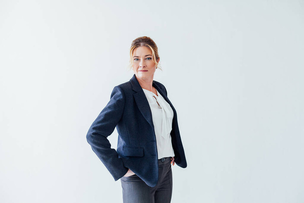 πορτρέτο μιας όμορφης επιχειρηματία σε ένα επαγγελματικό κοστούμι με φακέλους για τα χαρτιά - Φωτογραφία, εικόνα