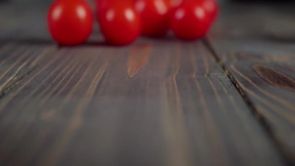 Insalata estiva. I pomodori ciliegia rossi succosi freschi rotolano giù un tavolo di legno. Concetto di fare insalata estiva fresca. Chiudete. 4K
 - Filmati, video