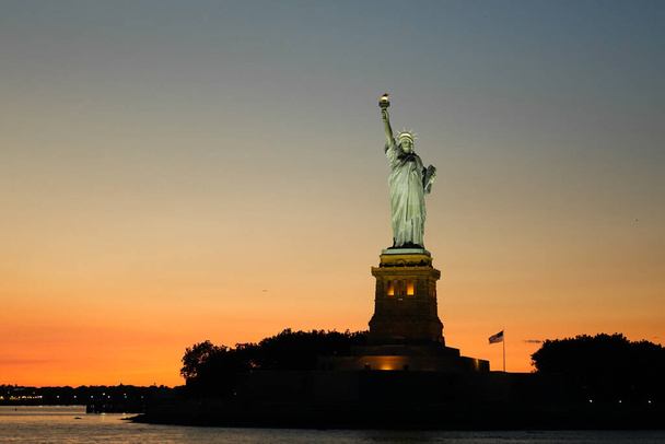 Statua Wolności na zachodzie słońca - Zdjęcie, obraz