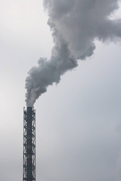 Chimenea de fábrica y humo que contamina el medio ambiente y la ecología del planeta Tierra - Foto, imagen