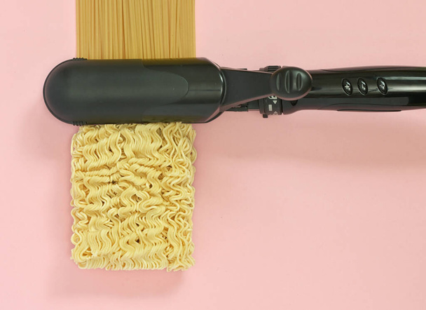 Abstract Curling Iron with Spaghetti and Instant Noodles Asian Ramen - Foto, Bild