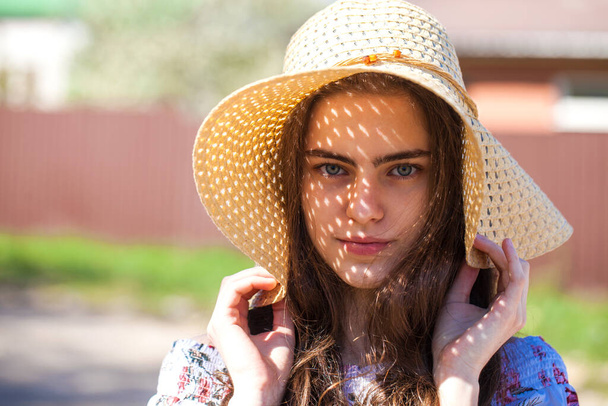 Close up portrait of a young beautiful girl in a straw hat - Fotografie, Obrázek