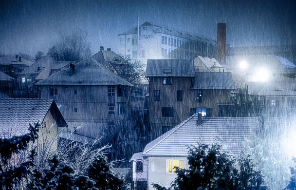 neige tombe la nuit sur les bâtiments de la ville, Sibiu ville, Roumanie
 - Photo, image