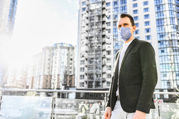 Man in smart casual wear with a protective mask - Foto, Bild